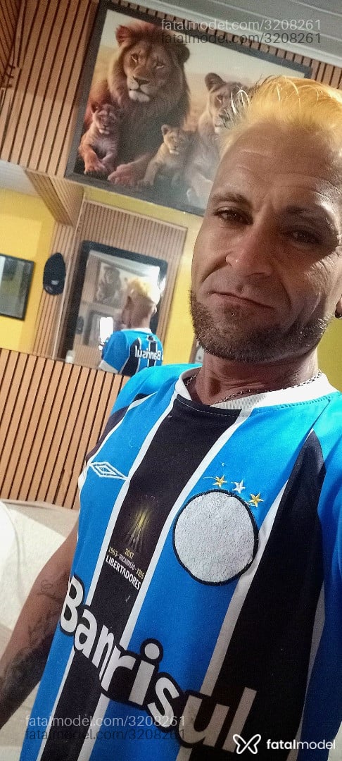 Acompanhante homem com cabelo colorido de olhos mel - Sandro Acompanhante homem com cabelo colorido de olhos mel - Sandro