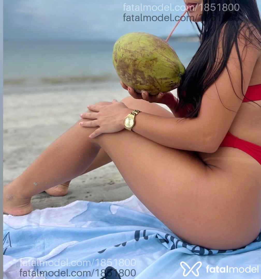 Acompanhante mulher com cabelo castanho de olhos verdes em Lauro de Freitas - Isa
