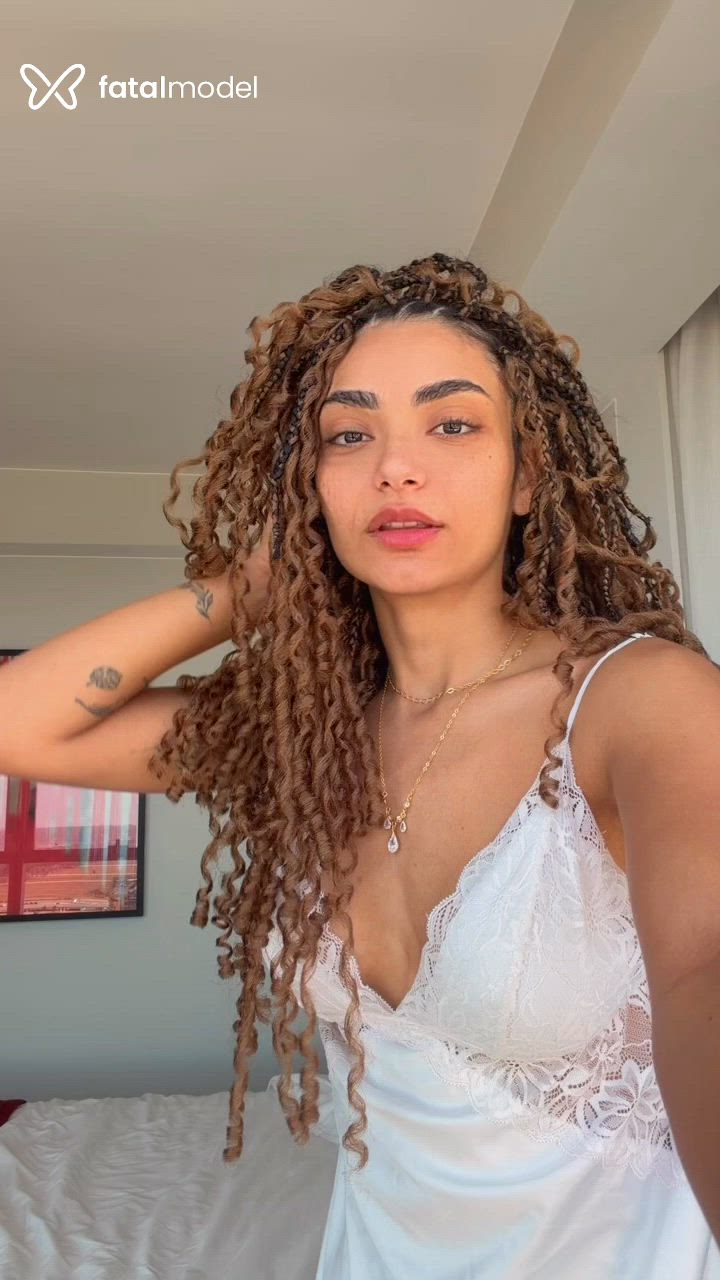 Acompanhante mulher com cabelo castanho de olhos castanhos - Alice