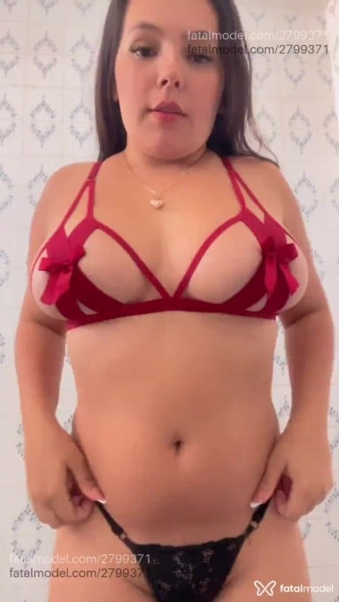 Acompanhante mulher com cabelo castanho de olhos castanhos - Letícia