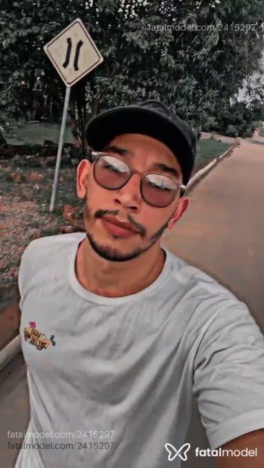 Acompanhante homem com cabelo castanho de olhos castanhos em Rio do Sul - China