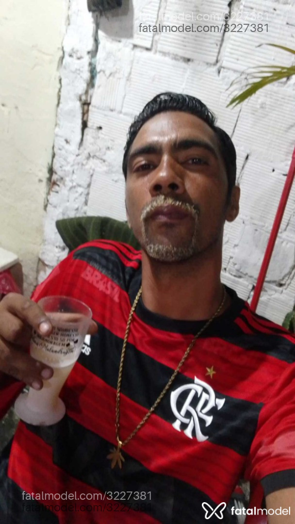 Acompanhante homem morena (o) de olhos castanhos em Teófilo Otoni - Carlos
