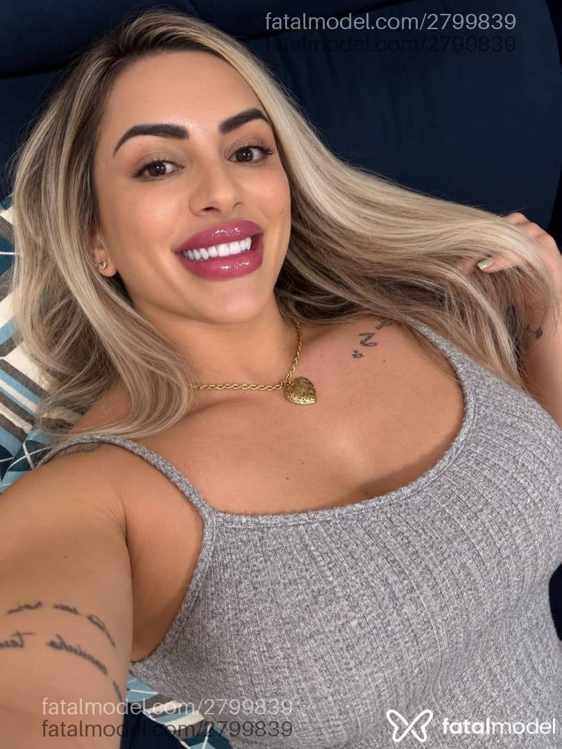 Acompanhante mulher loira (o) de olhos mel - Ju Alves