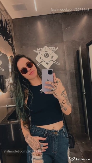 Acompanhante mulher com cabelo colorido de olhos castanhos em Goiânia - Blue Angel
