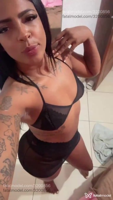 Acompanhante mulher morena (o) de olhos pretos - Allana