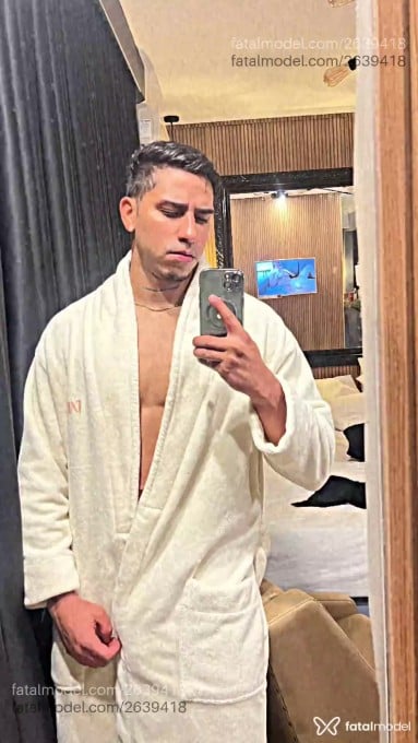 Acompanhante homem com cabelo castanho de olhos pretos - Alex