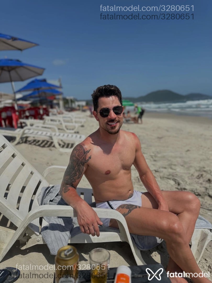 Acompanhante homem morena (o) de olhos castanhos - Paranaense