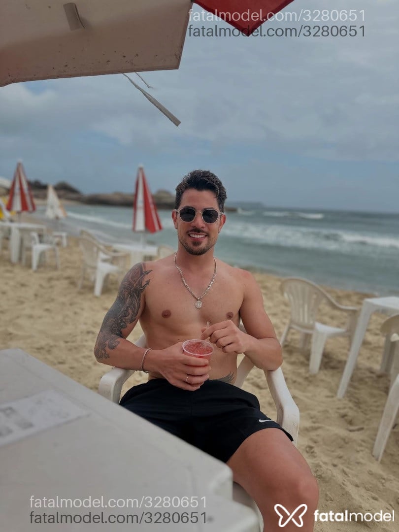 Acompanhante homem morena (o) de olhos castanhos - Paranaense