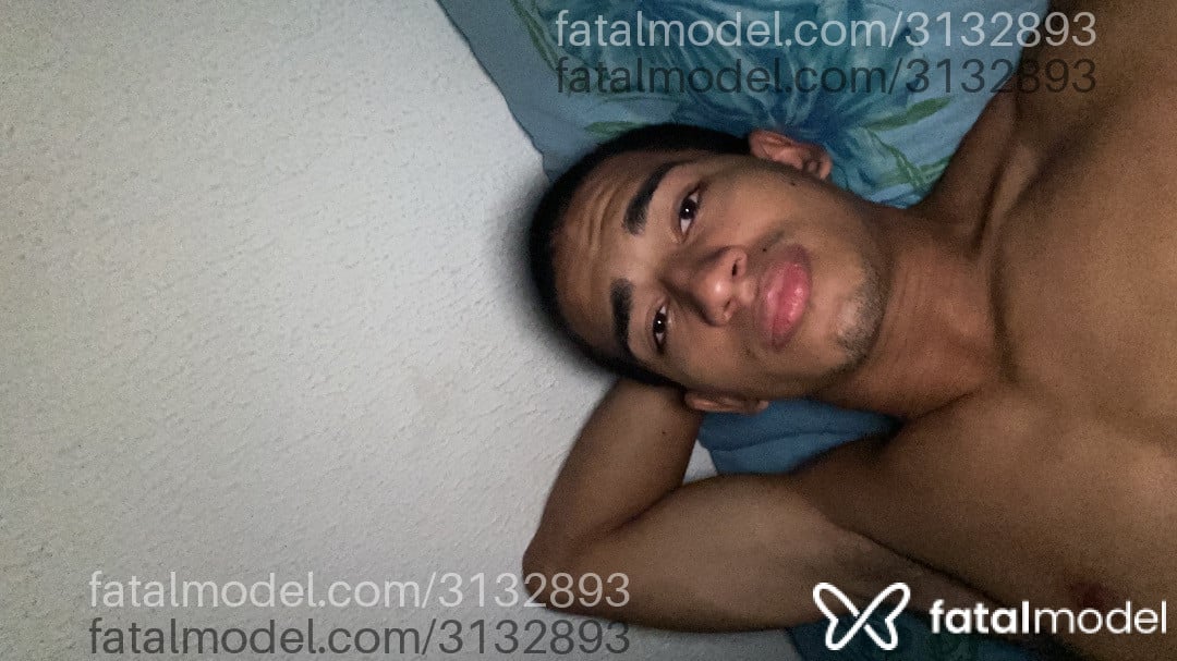 Acompanhante homem morena (o) de olhos pretos - Avares Acompanhante homem morena (o) de olhos pretos - Avares