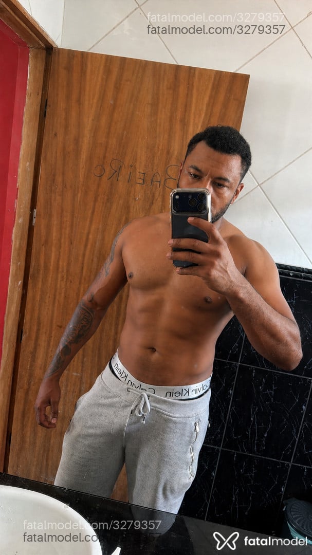 Acompanhante homem com cabelo castanho de olhos castanhos em São Paulo Acompanhante homem com cabelo castanho de olhos castanhos em São Paulo - Henrique