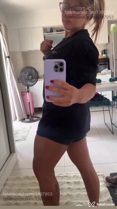 Acompanhante mulher loira (o) de olhos castanhos - Juliana
