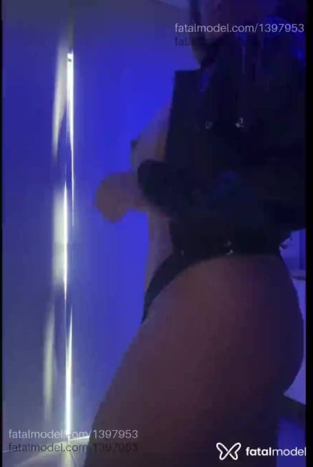 Acompanhante mulher loira (o) de olhos castanhos - Juliana