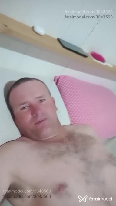 Acompanhante homem com cabelo castanho de olhos verdes - Evaldir Acompanhante homem com cabelo castanho de olhos verdes - Evaldir