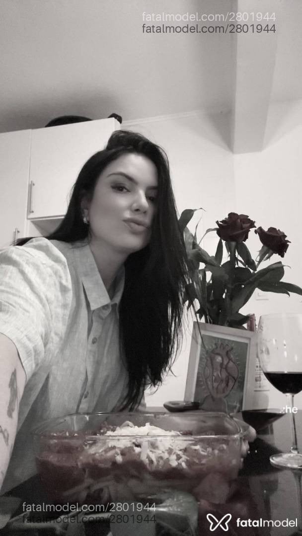 Acompanhante mulher morena (o) de olhos pretos - Maitê