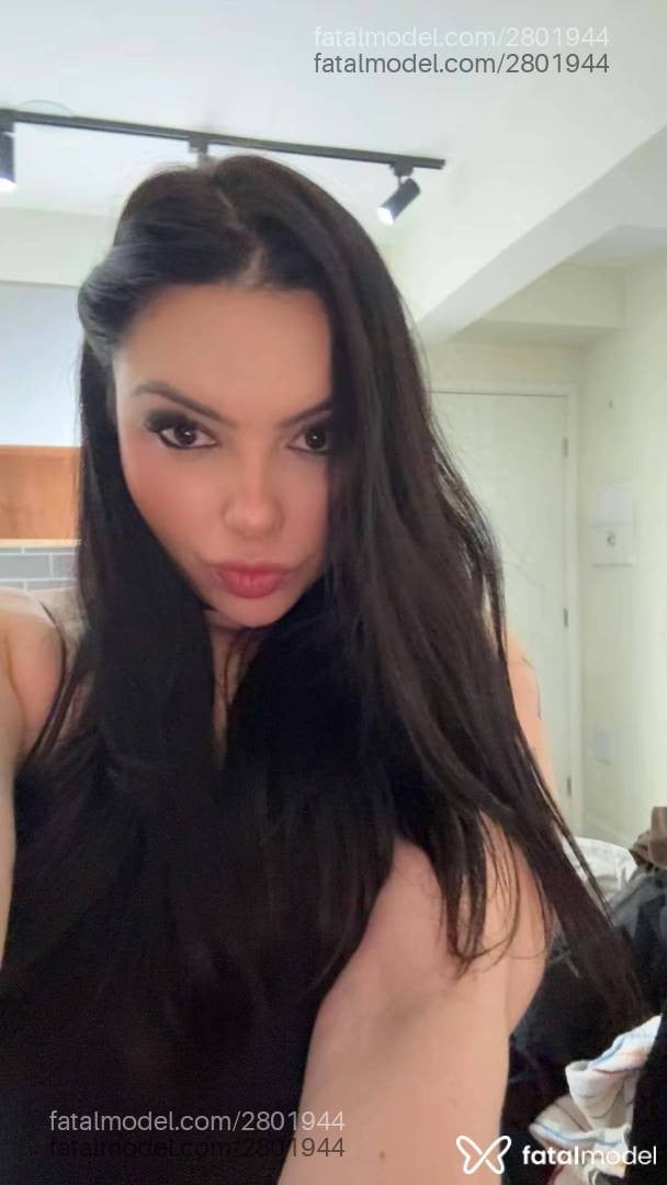 Acompanhante mulher morena (o) de olhos pretos - Maitê