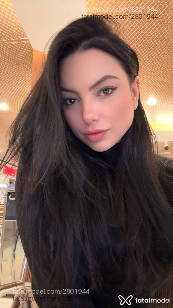 Acompanhante mulher morena (o) de olhos pretos - Maitê