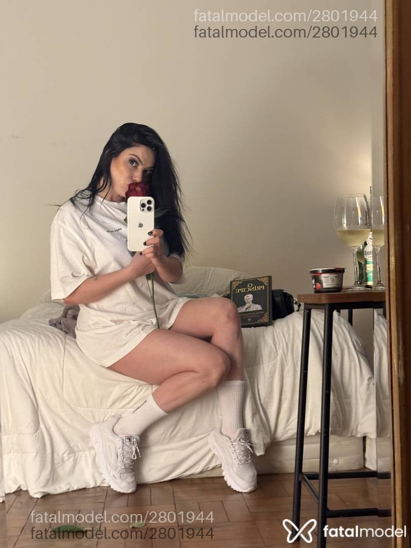 Acompanhante mulher morena (o) de olhos pretos - Maitê