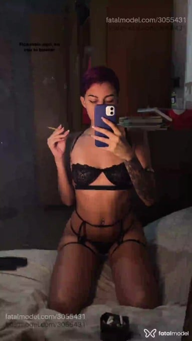 Acompanhante mulher com cabelo colorido de olhos mel - Giulia Acompanhante mulher com cabelo colorido de olhos mel - Giulia