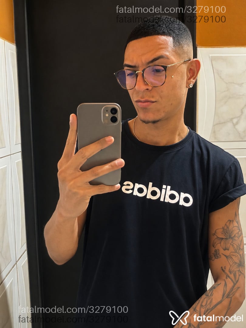 Acompanhante homem morena (o) de olhos castanhos - Ricky Candido Acompanhante homem morena (o) de olhos castanhos - Ricky Candido