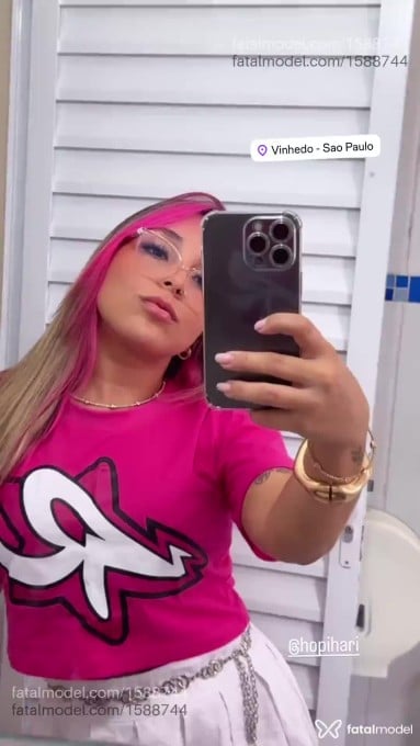 Acompanhante mulher loira (o) de olhos castanhos - Bruna