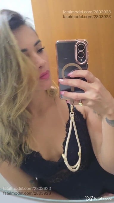 Acompanhante mulher loira (o) de olhos castanhos - Stella Mello