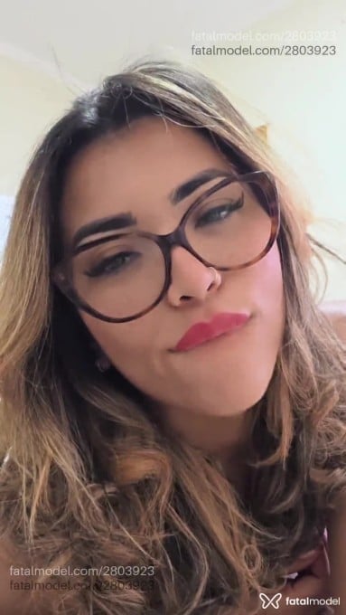 Acompanhante mulher loira (o) de olhos castanhos - Stella Mello