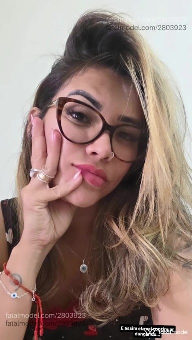 Acompanhante mulher loira (o) de olhos castanhos - Stella Mello