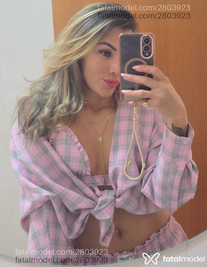 Acompanhante mulher loira (o) de olhos castanhos - Stella Mello