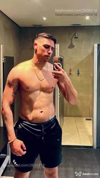 Acompanhante homem com cabelo castanho de olhos pretos - Alex