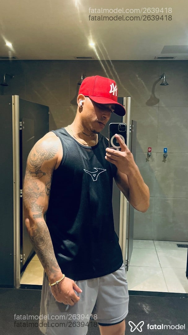 Acompanhante homem com cabelo castanho de olhos pretos - Alex