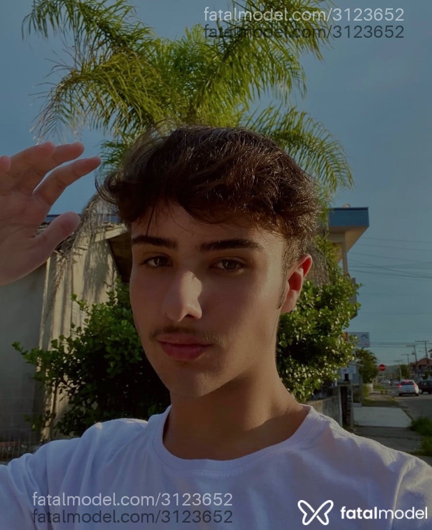 Acompanhante homem com cabelo castanho de olhos castanhos - Braian Acompanhante homem com cabelo castanho de olhos castanhos - Braian