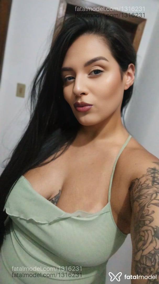 Acompanhante mulher com cabelo castanho de olhos verdes em Tubarão - Morena