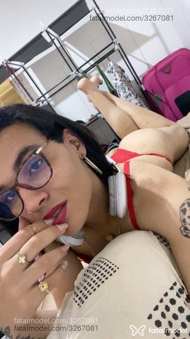 Acompanhante mulher trans morena (o) de olhos pretos - Ju Soares
