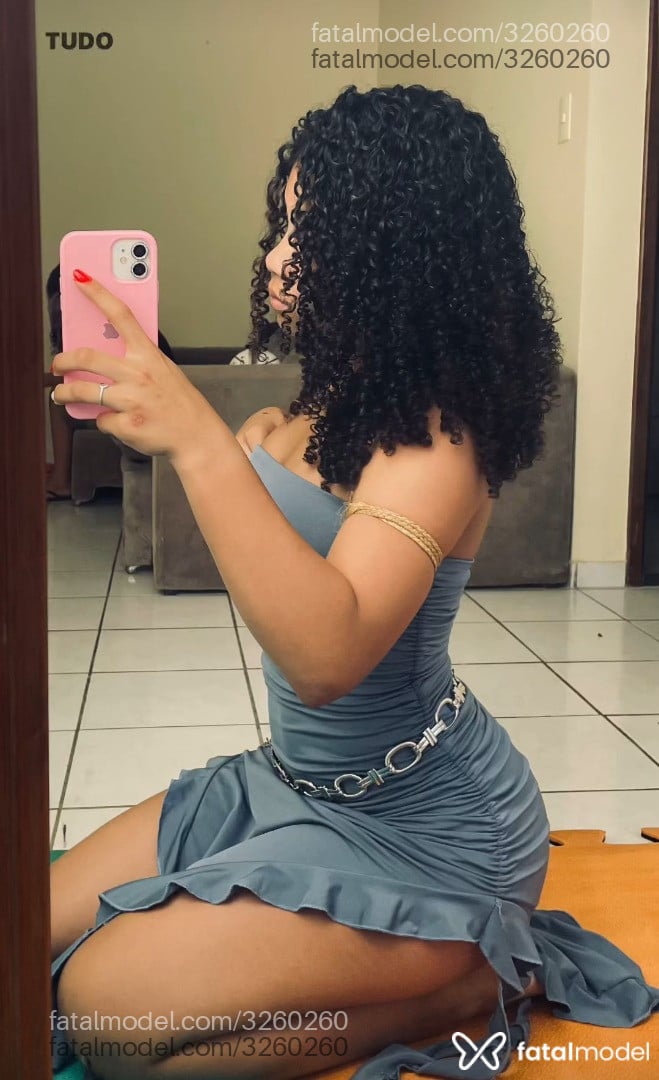 Acompanhante mulher com cabelo grisalho de olhos castanhos em Manaus Acompanhante mulher com cabelo grisalho de olhos castanhos em Manaus - Belly