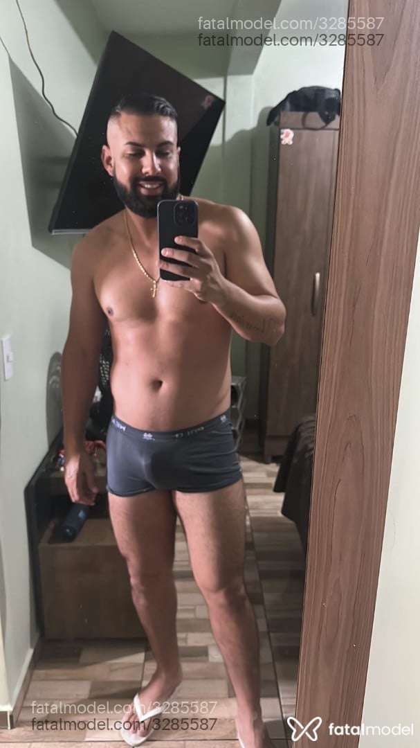 Acompanhante homem com cabelo castanho de olhos castanhos - Willian Acompanhante homem com cabelo castanho de olhos castanhos - Willian