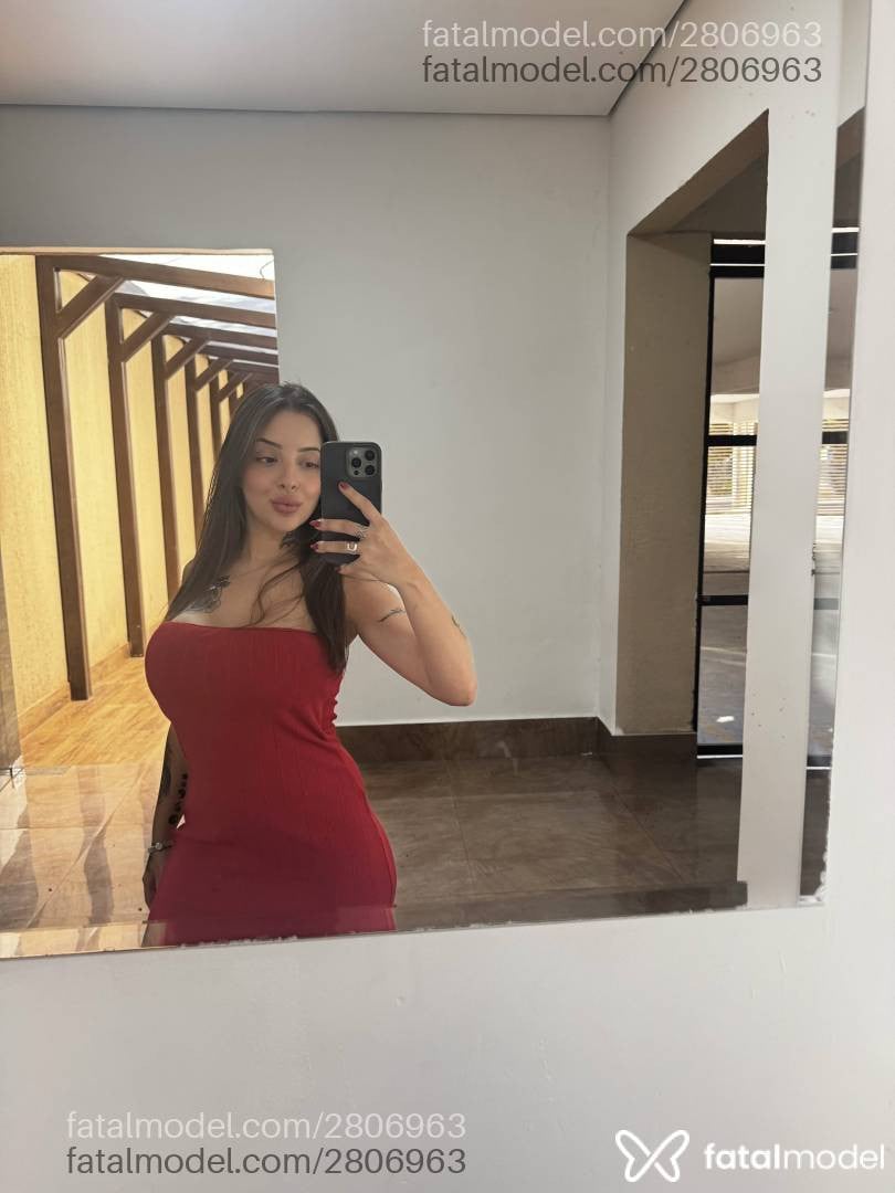 Acompanhante mulher com cabelo castanho de olhos mel - Julia Andrade