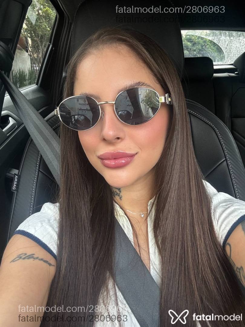 Acompanhante mulher com cabelo castanho de olhos mel - Liz Vitória