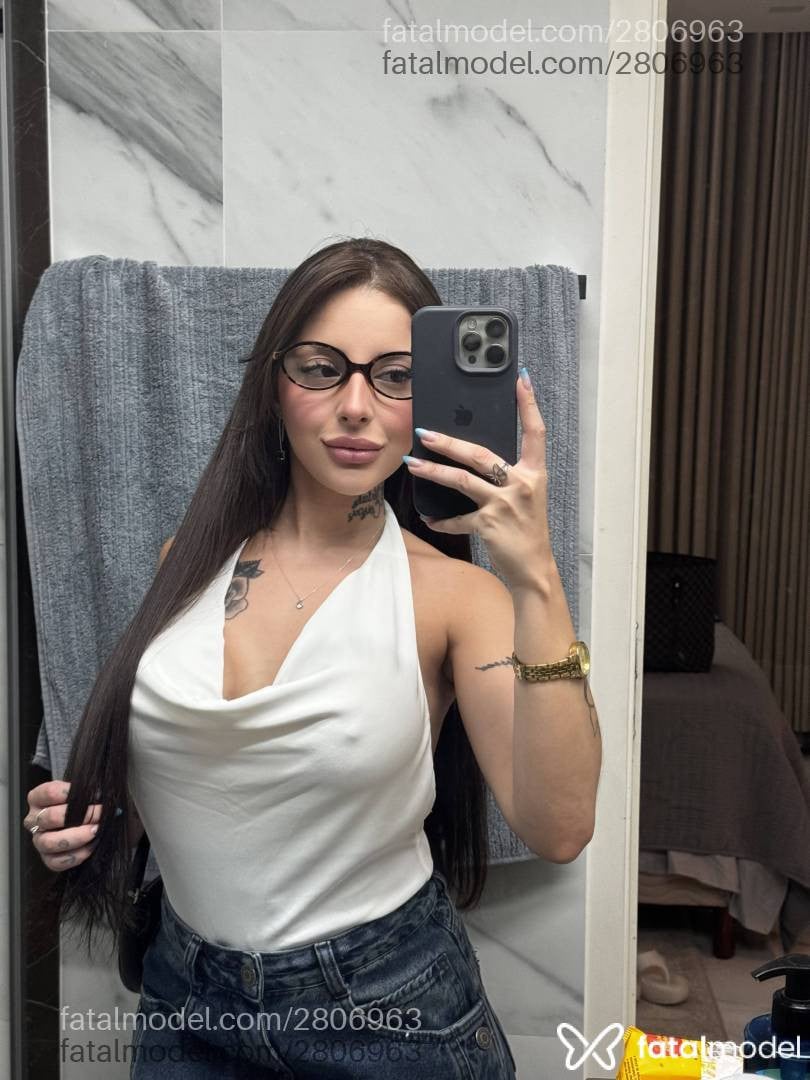 Acompanhante mulher com cabelo castanho de olhos mel - Liz Vitória