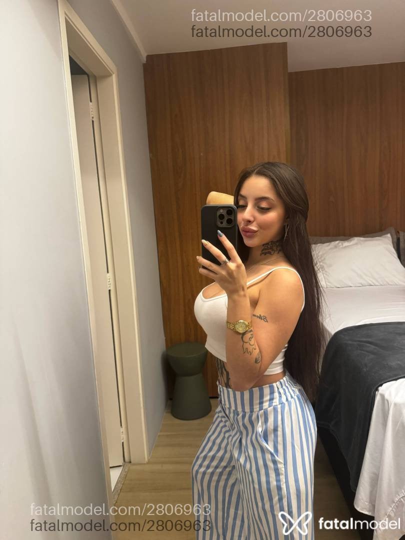 Acompanhante mulher com cabelo castanho de olhos mel - Liz Vitória