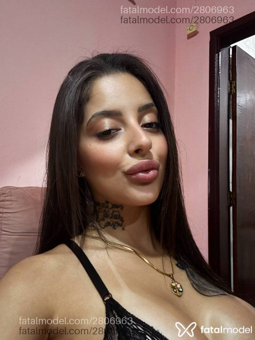 Acompanhante mulher com cabelo castanho de olhos mel - Julia Andrade