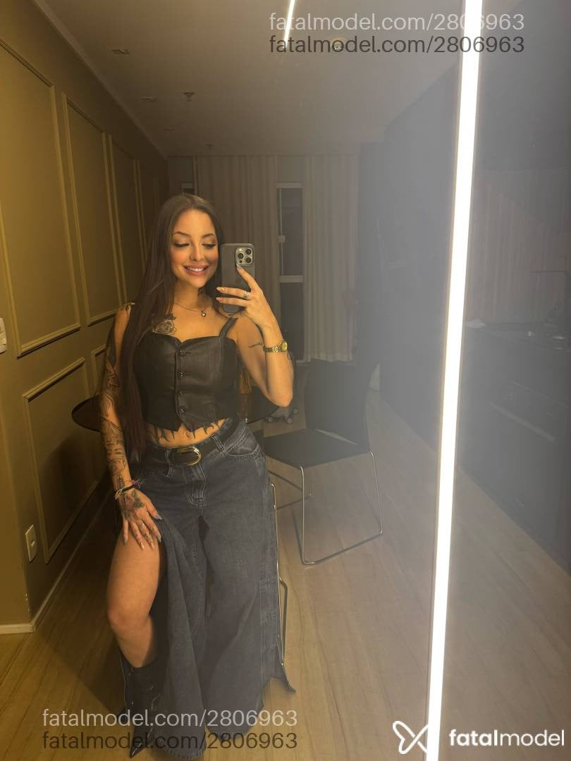 Acompanhante mulher com cabelo castanho de olhos mel - Liz Vitória