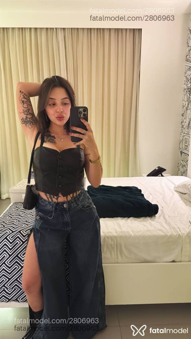 Acompanhante mulher com cabelo castanho de olhos mel - Julia Andrade