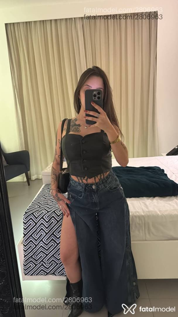 Acompanhante mulher com cabelo castanho de olhos mel - Julia Andrade