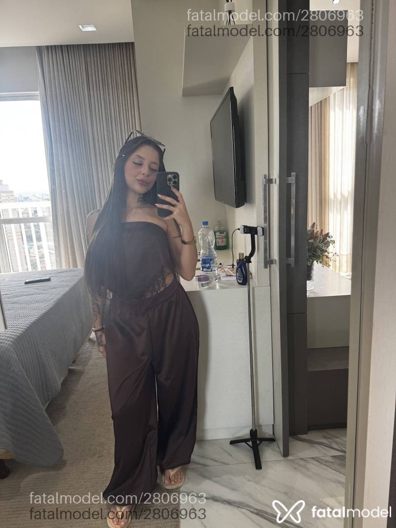 Acompanhante mulher com cabelo castanho de olhos mel - Liz Vitória