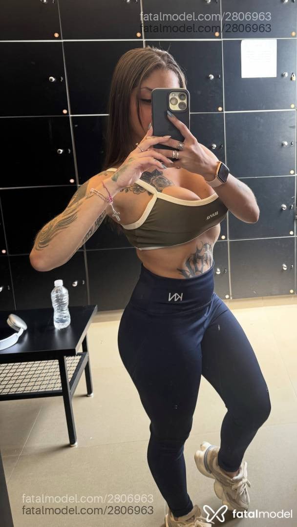 Acompanhante mulher com cabelo castanho de olhos mel - Liz Vitória