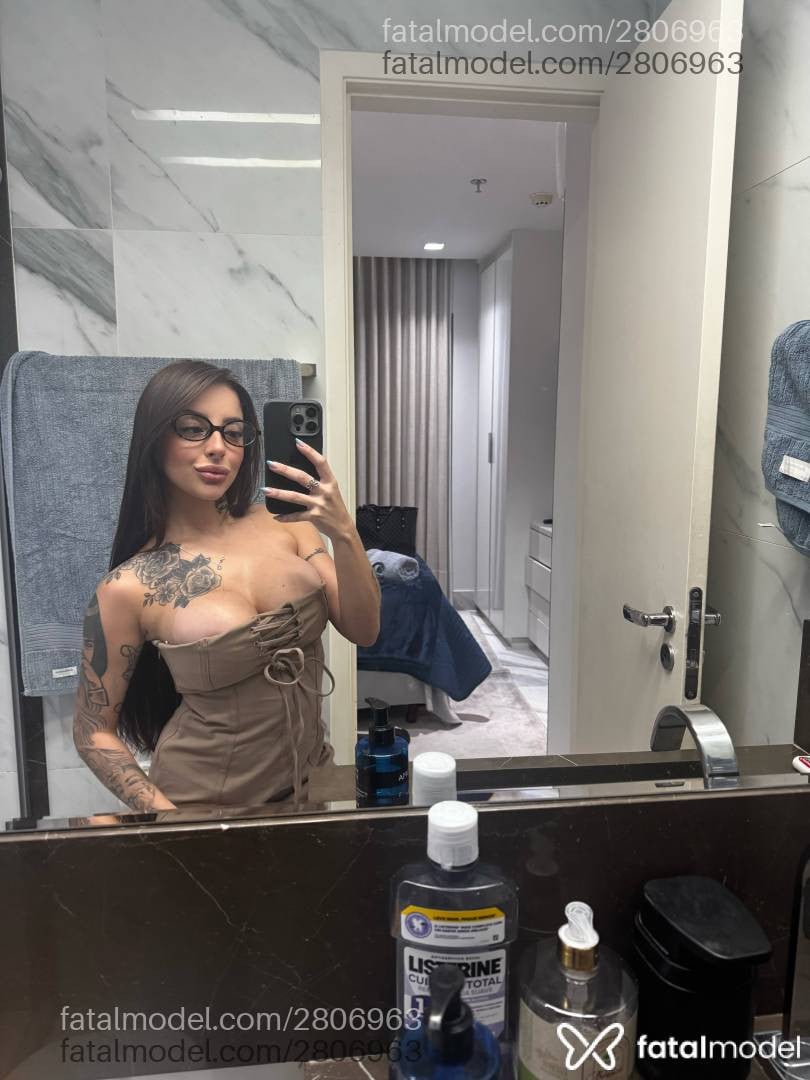 Acompanhante mulher com cabelo castanho de olhos mel - Liz Vitória