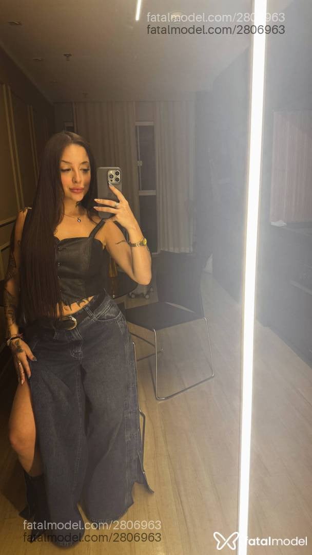 Acompanhante mulher com cabelo castanho de olhos mel - Liz Vitória