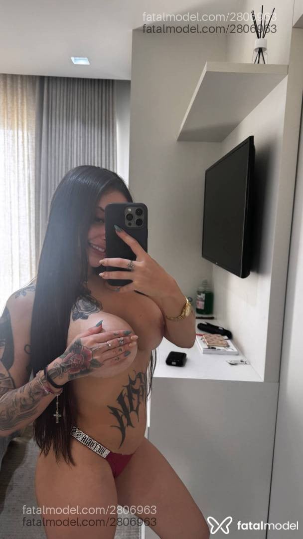 Acompanhante mulher com cabelo castanho de olhos mel - Liz Vitória