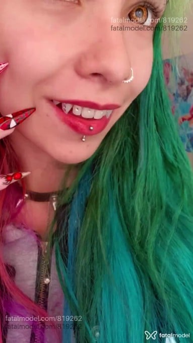 Acompanhante mulher com cabelo colorido de olhos mel em Curitiba - Eeveeboony