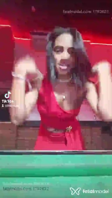 Acompanhante mulher com cabelo castanho de olhos mel - Luna